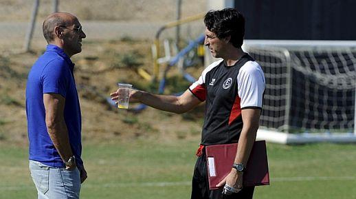 Mocnhi conversa con Emery en un entrenamiento.